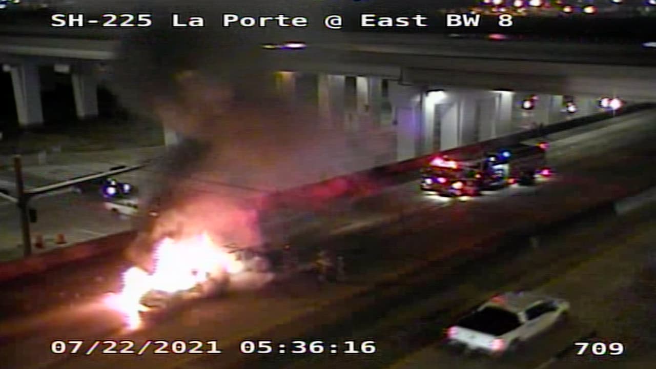 Muere persona en auto envuelto en llamas en la autopista 225 en Pasadena