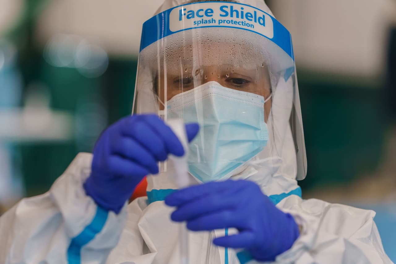 Algunas dosis de la vacuna también se administrarán a proveedores, personal y estudiantes de medicina que trabajan con UT Health Austin para distribuir la primera ronda.