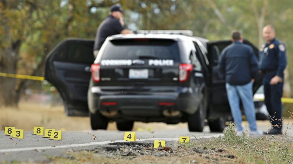 Policías en una de las siete escenas del crimen donde encontraron al menos ocho casquillos de bala.