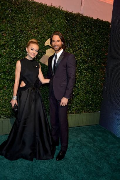 La pareja del momento está disfrutando de su amor por todo lo alto en Latin GRAMMY. Aquí te traemos su historia de amor.
