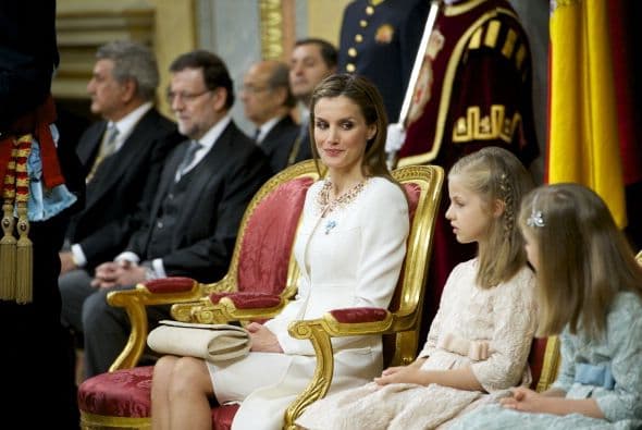 La princesa de Asturias junto a su hermana, se mantenía obediente.
