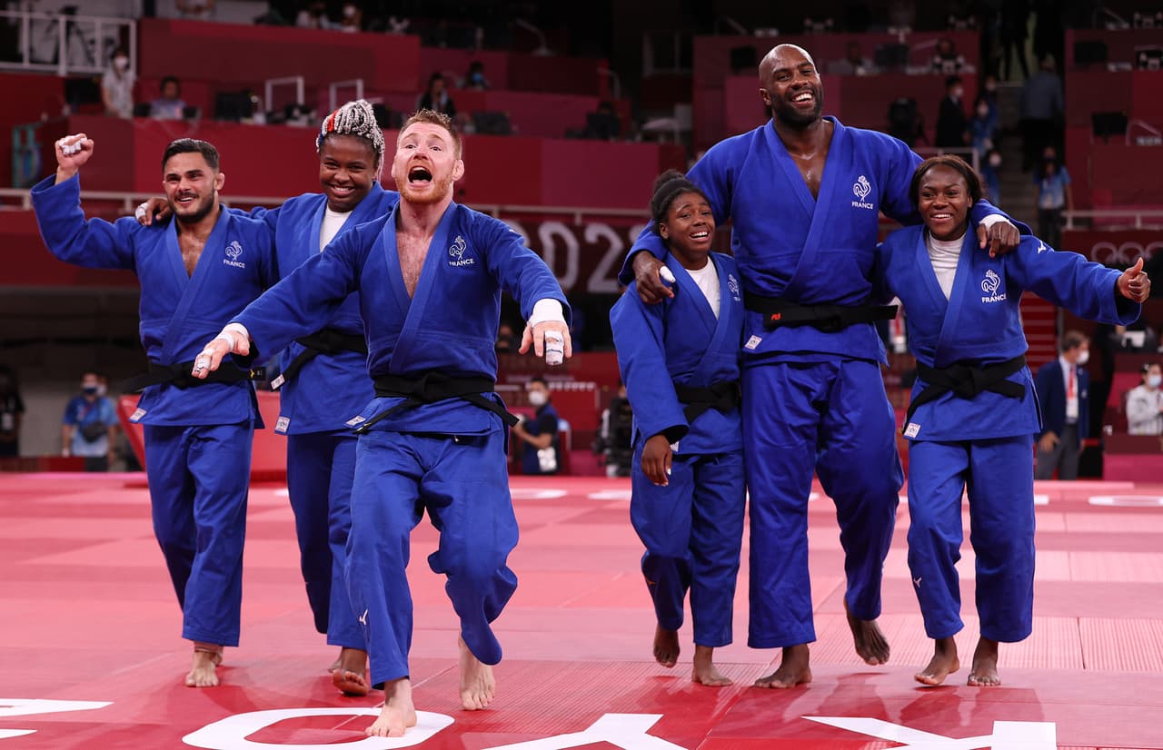 <b>Hombres y mujeres compitiendo en equipo</b>
<br>
<br>Tokio fueron los primeros Juegos Olímpicos en organizar eventos deportivos mixtos, donde hombres y mujeres compitieron en equipo, “un signo de innovación y mayor diversidad de género”, 
<a href="https://olympics.com/ioc/news/mixed-gender-events-a-sign-of-innovation-and-greater-gender-diversity-at-tokyo-2020"><u>según el Comité Olímpico Internacional</u></a>. 
<br>
<br>En total 18 deportes tuvieron competencias mixtas, 
<b>entre ellos atletismo, natación, tenis, bádminton, triatlón y tiro. </b>En la fotografía, los hombres y mujeres del equipo francés de judo, ganador de la medalla de oro en la competencia mixta.
<br>