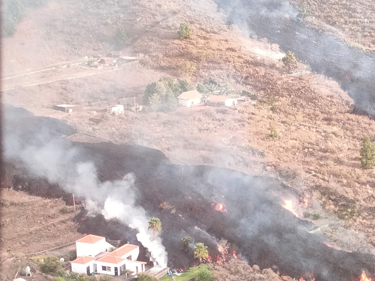 <a href="https://elpais.com/espana/2021-09-20/ultimas-noticias-del-volcan-en-erupcion-en-la-palma-en-directo-la-ultima-hora-en-canarias.html" target="_blank">La lava engulle todo lo que encuentra a su paso</a> y ya ha destruido más de cien casas, además de carreteras y cultivos.
<b> Unas 5,000 personas han tenido que ser evacuadas de emergencia.</b>