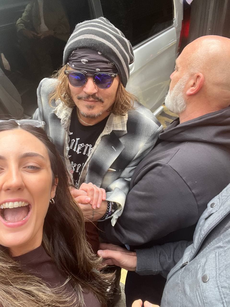 Una fuente confirmó al portal de Page Six que el equipo de seguridad de Depp quería mantenerlo a salvo y alejado de las 
<b>"grandes multitudes" de fans</b> que se congregaron afuera del lugar para saludarlo y felicitarlo por su triunfo en el juicio.
<br>