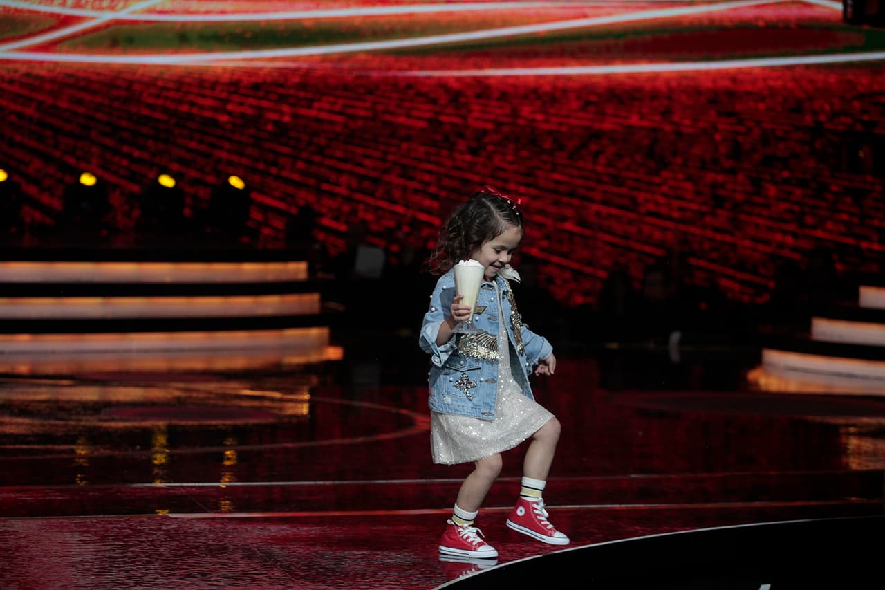 Después, la capitana de 'Los Súperfashions' debió tomar un vaso lleno de malteada y encontrar a alguien del público que le diera un sorbo.