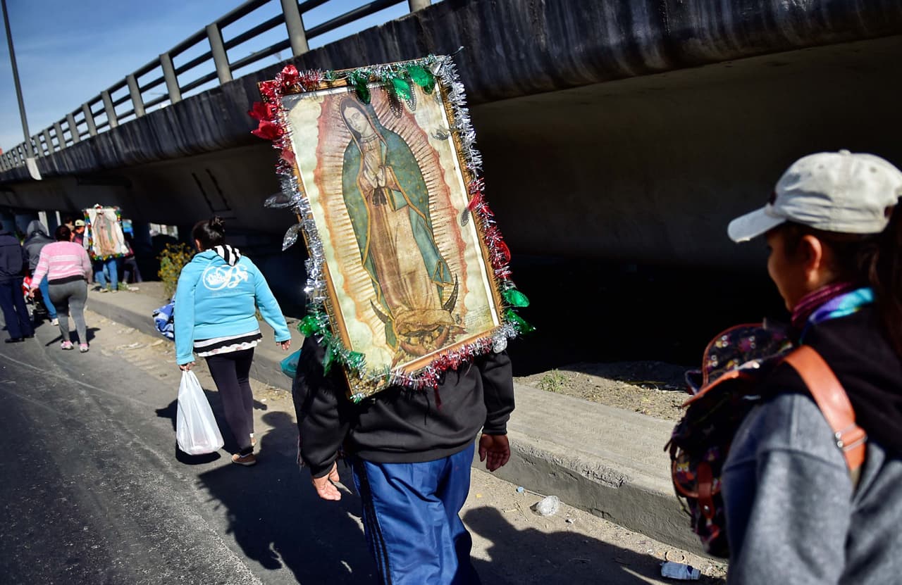 Durante el día de hoy y mañana, cuatro estaciones del servicio Metrobús permanecerán cerradas al público, y la Secretaría de Seguridad de la ciudad pidió evitar la circulación con vehículos por la zona.