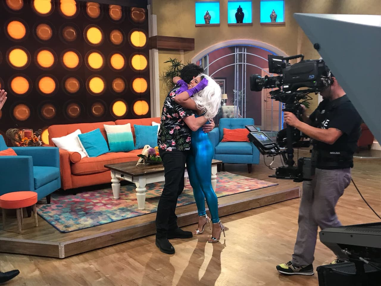 'Tormenta Tropical' por poco pierde la peluca, pero intentó solucionarlo muy rápido.