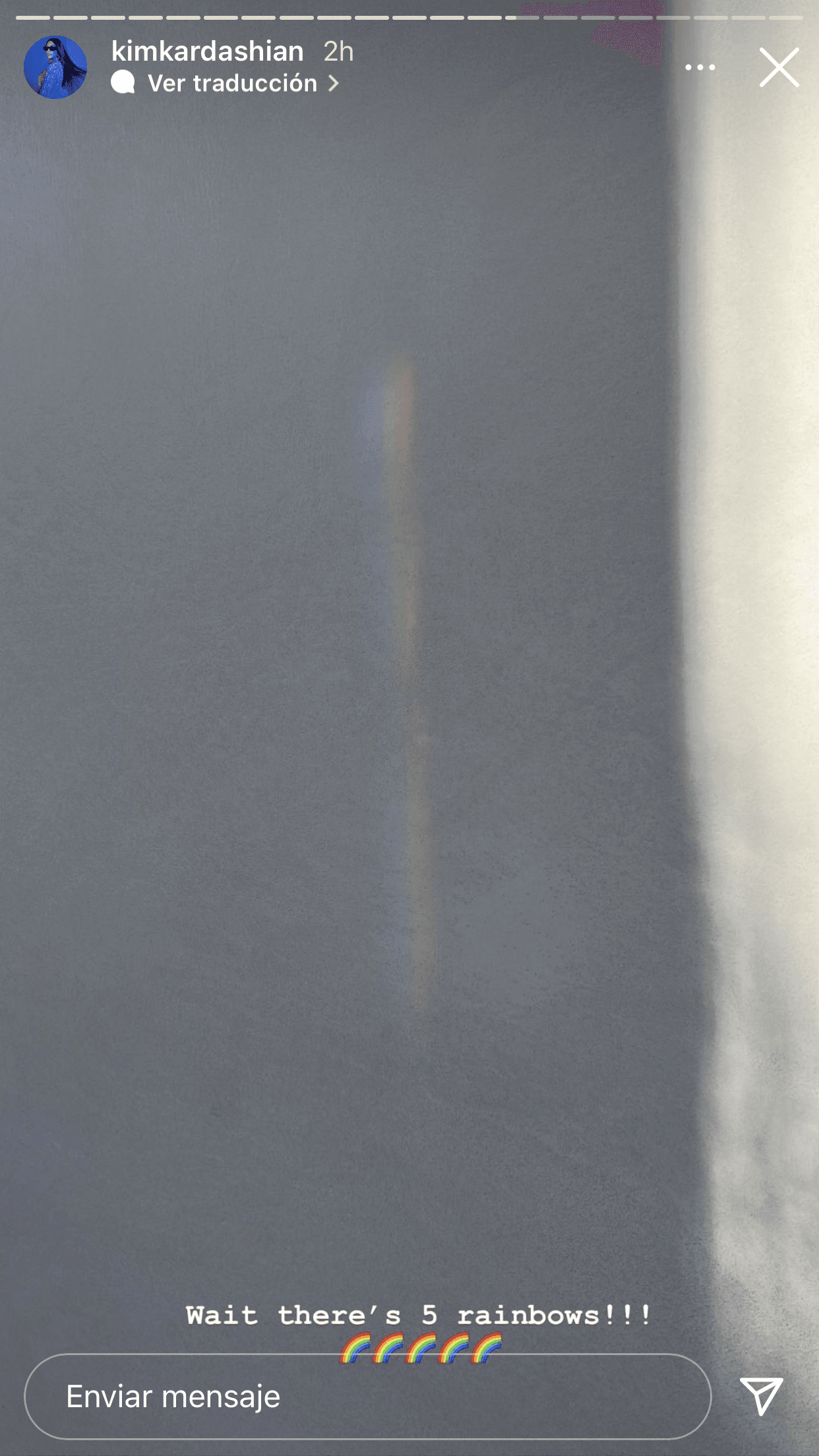 Pero una hora más tarde, Kim Kardashian no cabía de la sorpresa: "¡Esperen, 
<b>hay cinco arcoíris</b>!". 
<br>