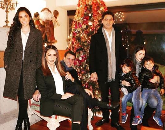 Además de Eduardo Capetillo Jr., el hijo mayor de la pareja, Biby y Eduardo también procrearon a Ana Paula y Alejandra, así como a los mellizos Daniel y Manuel.