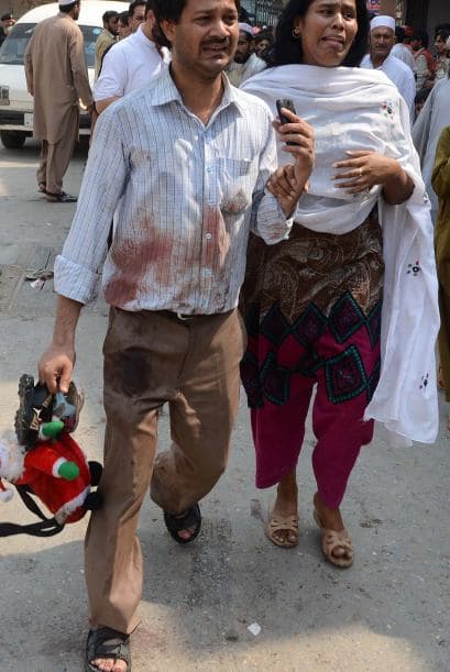 Pakistán amaneció conmocionado por la peor matanza cometida por los talibanes contra la comunidad cristiana, que costó la vida a más de ochenta personas y pone en jaque la estrategia de diálogo del Gobierno con los radicales. El último recuento ha elevado a 82 el número de fallecidos, que aún puede subir dado el estado crítico de varios de los más de 140 heridos ingresados en hospitales de la localidad noroccidental de Pesháwar, en una de cuyas iglesias se produjo la masacre. "No teníamos palabras ante el horror que teníamos delante", explicó hoy a Efe el director de la Liga Interconfesional de Pakistán (APIL), el cristiano Sayid Ishaq, quien visitó ayer junto a diversas autoridades regionales a las víctimas hospitalizadas. "No es solo un atentado contra nuestra minoría, sino también contra la humanidad de este país", dijo Ishaq, quien calificó la situación tras el ataque "como la peor sufrida hasta ahora por los cristianos paquistaníes".