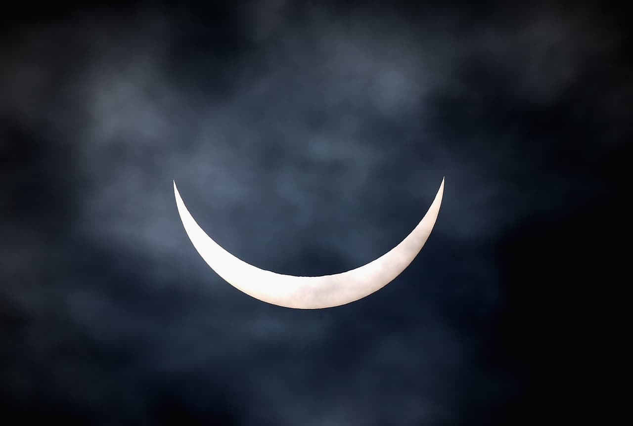 <b>Eclipse Tales en Anatolia, 585 B.C.</b> Según el historiador griego Heródoto, el filósofo Tales de Mileto predijo un eclipse solar que ocurrió sobre Asia Menor. Se entiende que fue un eclipse anular o parcial visible sobre Medio Oriente. Tuvo lugar durante una batalla junto al río Halis en Anatolia, la cual se conoce como la “Batalla del Eclipse”. Este evento 
<b>establece el uso del llamado Ciclo de Saros</b>. Se trata de un curioso ciclo de aproximadamente 18 años donde el patrón de eclipses se repitió casi de forma exacta. Tales lo utilizó en la predicción de este evento y su evidencia más temprana es de Babilonia.