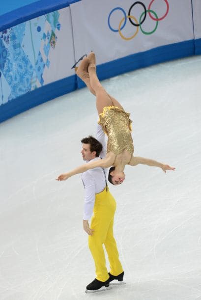 Stefania Berton y Ondrej Hotarek de Italia compiten en pareja durante los JJOO de Sochi.