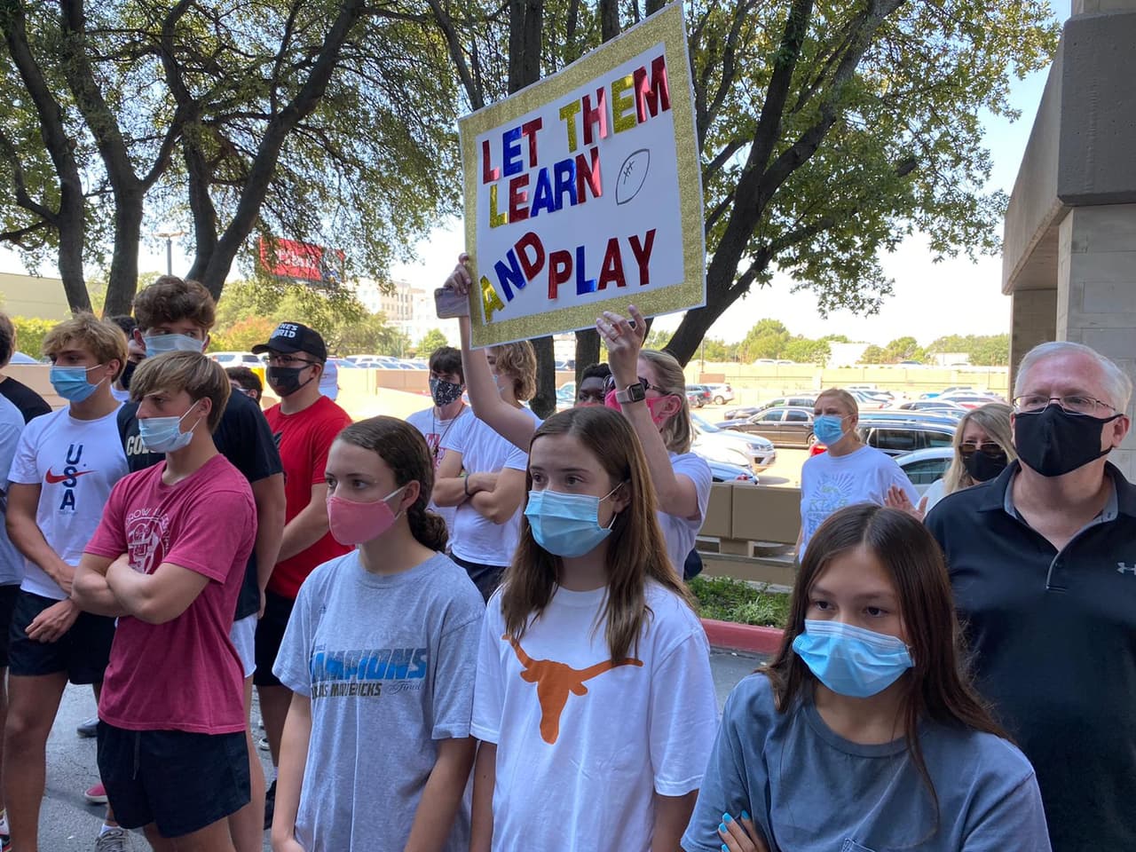 Este lunes por la mañana se llevó acabo una manifestación de estudiantes, padres de familia y entrenadores de equipos de deportes y actividades escolares frente a las oficinas de el Distrito Escolar de Dallas. 
<br>