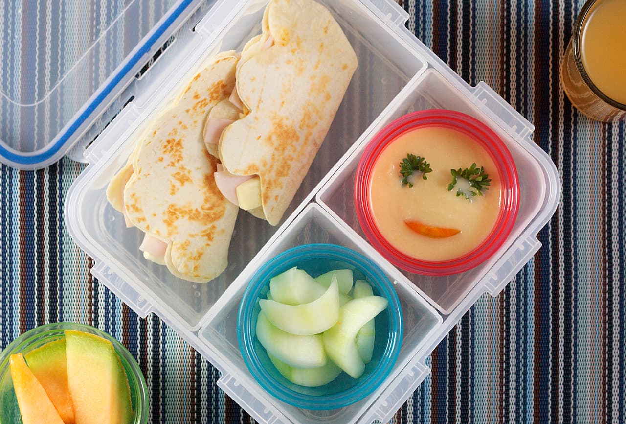 Lunch Box 1: Quesadillas + pepinos + hummus + agua de melón