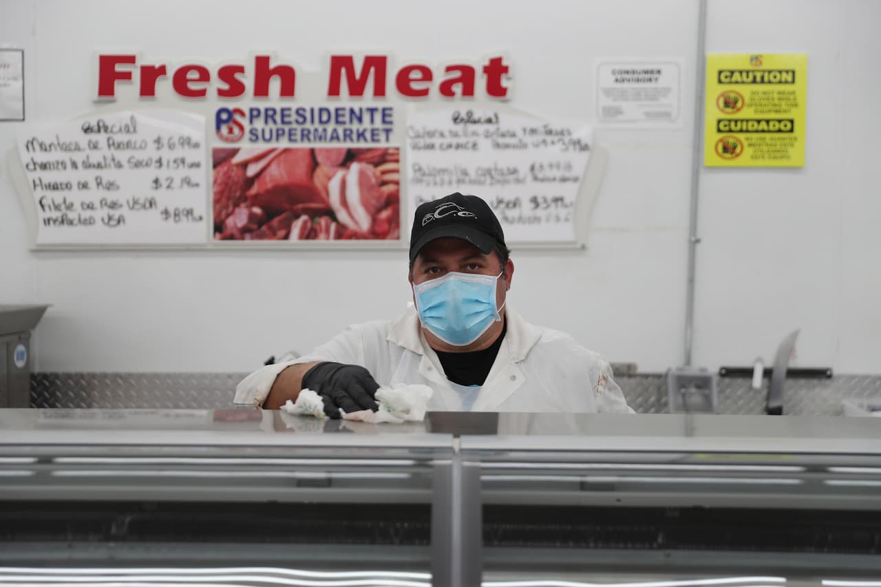 Los supermercados son de los pocos negocios que están contratando empleados en medio de la pandemia.