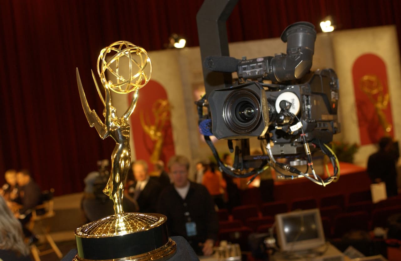 Los premios Emmy reconocen cada año a lo más destacado de la televisión de Estados Unidos, y son presentados por tres asociaciones diferentes: Academy of Television Arts & Sciences, National Academy of Television Arts & Sciences e International Academy of Television Arts & Sciences.