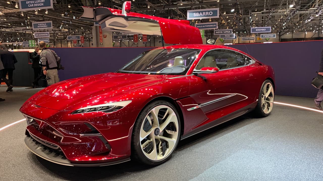 <h3 class="cms-H3-H3">Italdesign DaVinci</h3>
<br>Este impresionante sedán conceptual fue uno de los diseños más hermosos y limpios de la cita de Ginebra. Su nombre es un homenaje a Leonardo DaVinci por los 500 años de su fallecimiento, pero sus líneas y su tecnología están firmemente plantadas en el futuro. Italdesign la casa de diseño fundada por Giorgetto Giugiaro, galardonado en 1999 como diseñador del siglo, es una firma consultora, por lo que para que el DaVinci vea la luz del día tendría que ser adoptado por un constructor de automóviles. El Davinci fue diseñado para usar trenes motrices eléctricos o convencionales.