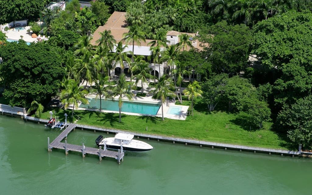 Phil Collins compró por $33 millones de dólares la mansión de Miami que perteneció a JLo hasta el año 2005.