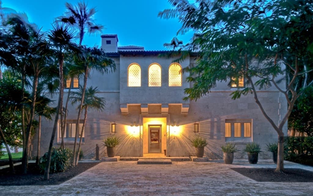 Phil Collins compró por $33 millones de dólares la mansión de Miami que perteneció a JLo hasta el año 2005.