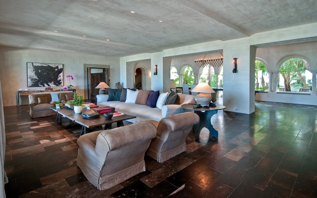 Phil Collins compró por $33 millones de dólares la mansión de Miami que perteneció a JLo hasta el año 2005.