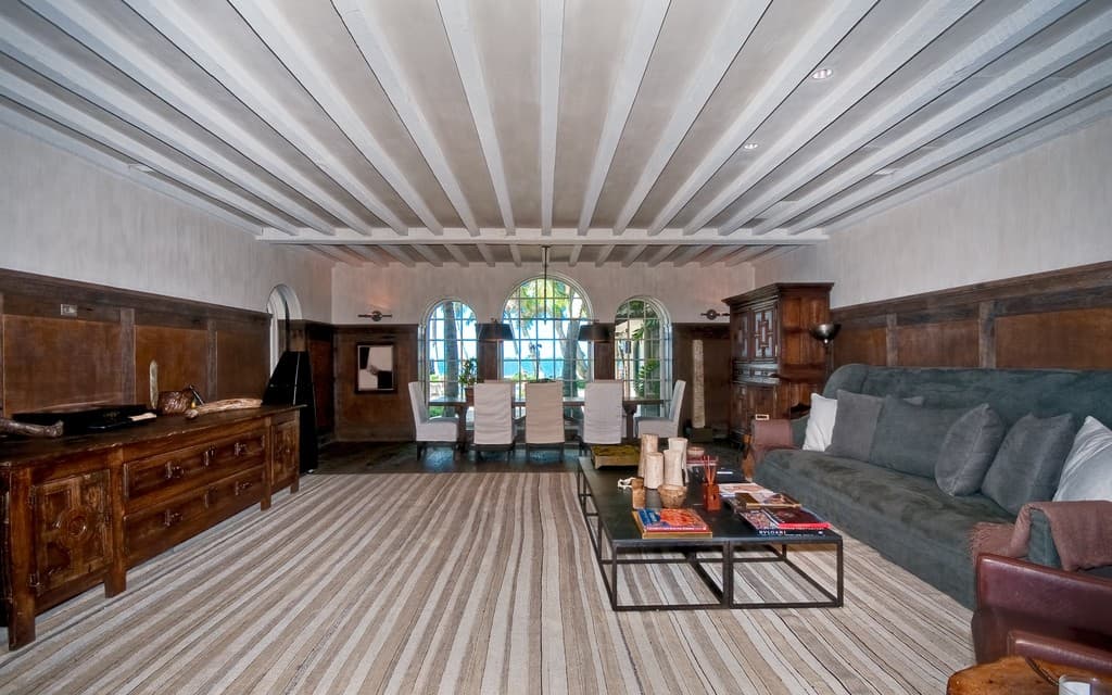 Phil Collins compró por $33 millones de dólares la mansión de Miami que perteneció a JLo hasta el año 2005.