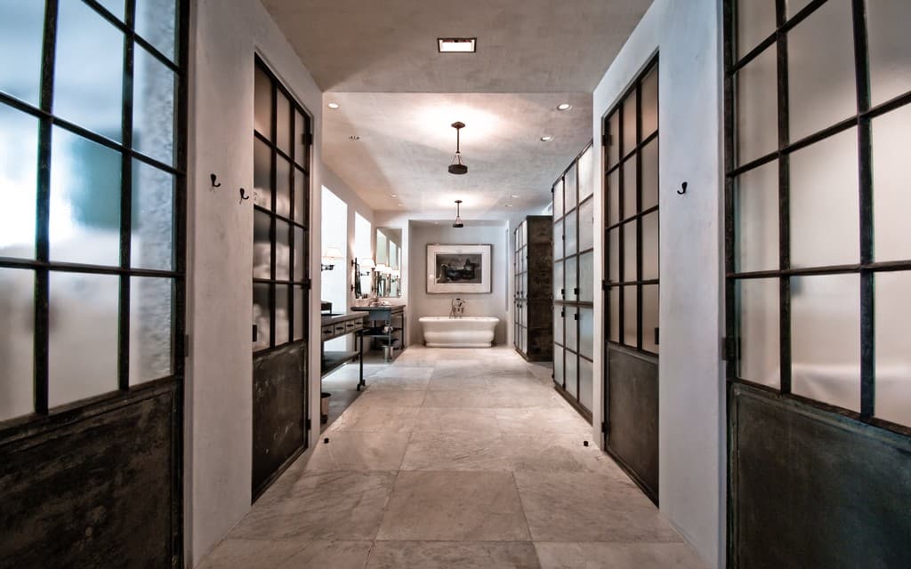 Phil Collins compró por $33 millones de dólares la mansión de Miami que perteneció a JLo hasta el año 2005.