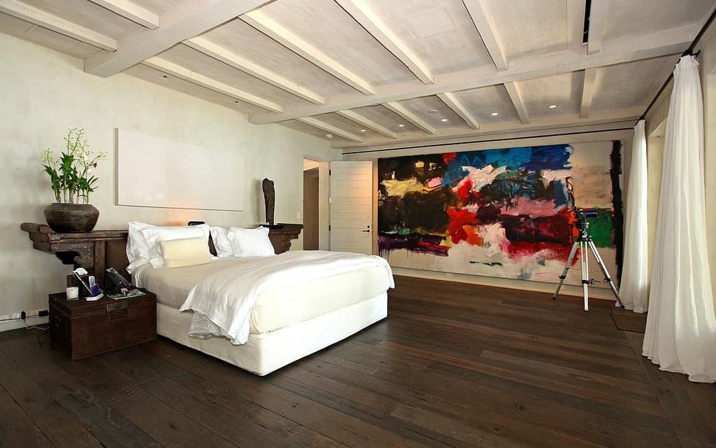 Phil Collins compró por $33 millones de dólares la mansión de Miami que perteneció a JLo hasta el año 2005.