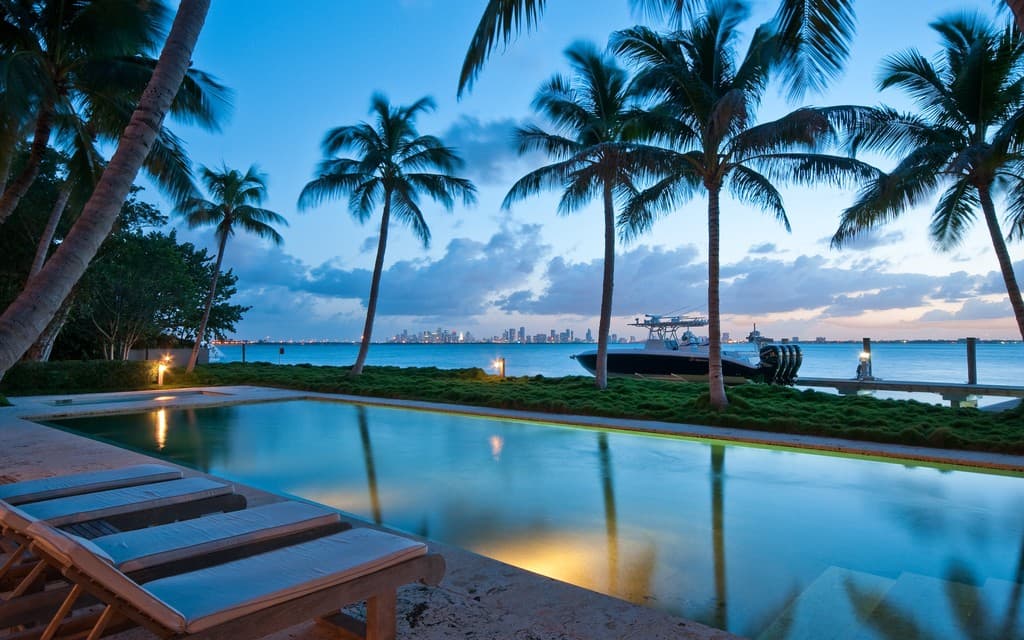 Phil Collins compró por $33 millones de dólares la mansión de Miami que perteneció a JLo hasta el año 2005.