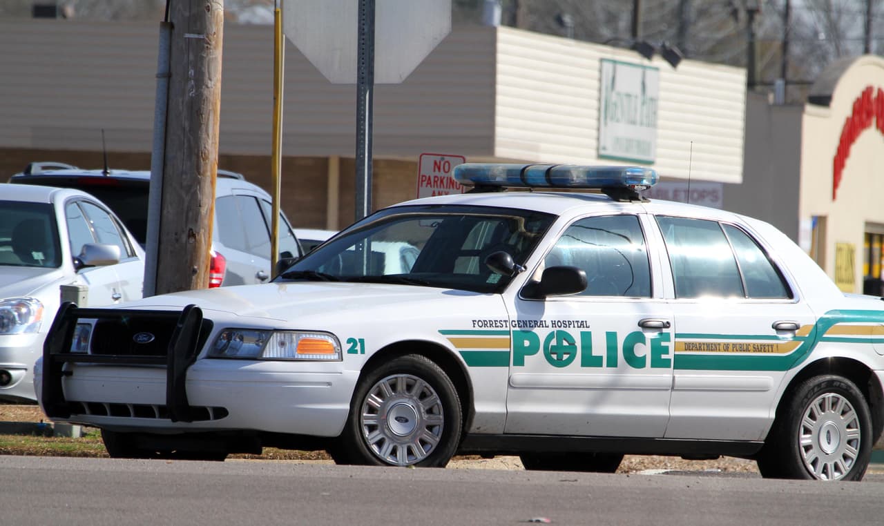 Un niño muere y una persona resulta herida después de que la policía de Mississippi disparara contra un automóvil