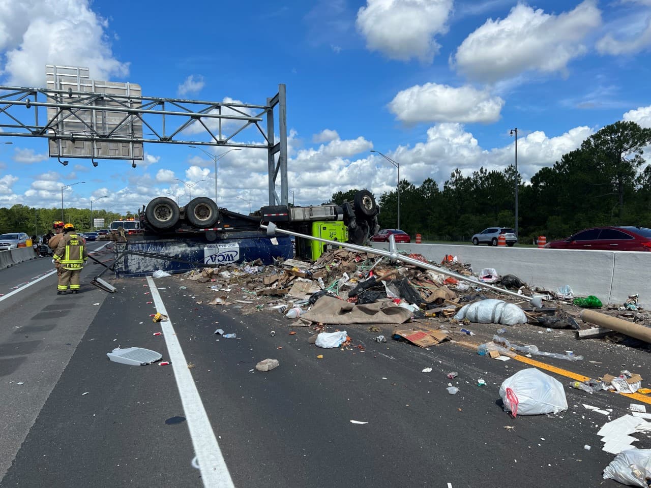 El accidente dejó a 5 personas heridas: el conductor del Hyundai, un hombre de 38 años que iba con dos niños de 9 y 15 años y con una adolescente de 16 años, todos de Salisbury, Maryland.
<br>
<br>Los 4 sufrieron heridas leves y no fueron trasladados a ningún centro médico.
<br>
<br>Sin embargo, el chofer del camión de basura, un hombre de 54 años, de Orlando, fue enviado al Hospital Regional de Osceola con heridas que no ponían su vida en riesgo.
