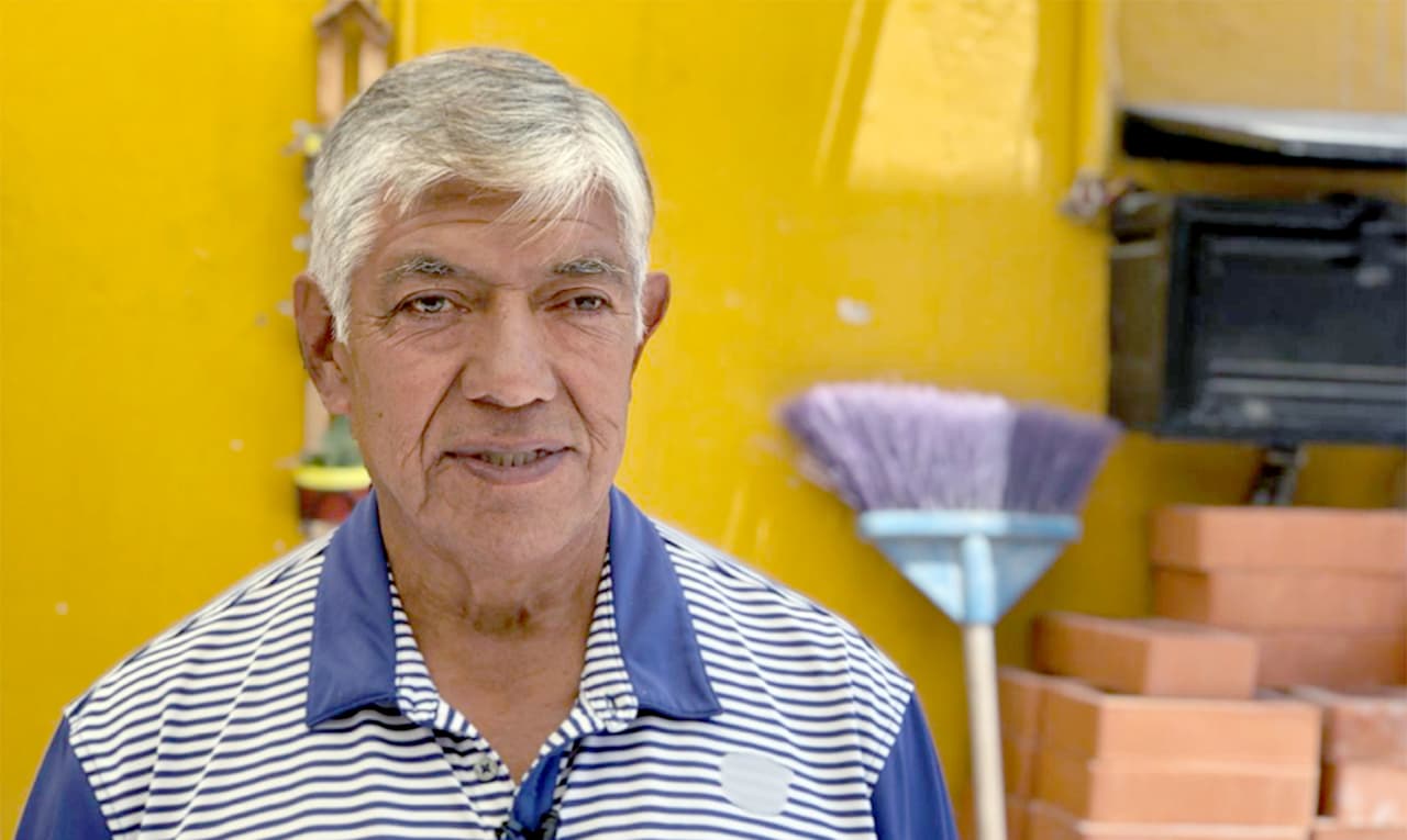 <b>Filiberto Cruz. </b>
<br>
<b>Trump National Golf Club Westchester, New York.</b>
<br>Empezó a trabajar en el club desde el año 2000. Luego vinieron familiares y amigos de Puebla, México. Dice que no tuvo que presentar ningún documento migratorio para que lo contrataran. Vea la historia completa en el especial 
<a href="https://www.univision.com/noticias/especiales/el-ejercito-poblano-de-trump">El ejército poblano de Trump, </a>de Univision Investiga.