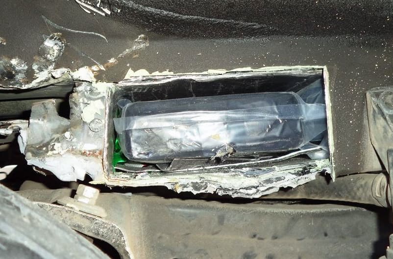 Cesar Gastelum-Pompa, un residente permanente que vive en Arizona, fue descubierto con casi 24 libras de cocaína escondidas en el piso y tanque de su vehículo, mientras que Shayna Rosalind Gualtieri de Tucson transportaba 18 libras de la droga valorada en 193 mil dólares.