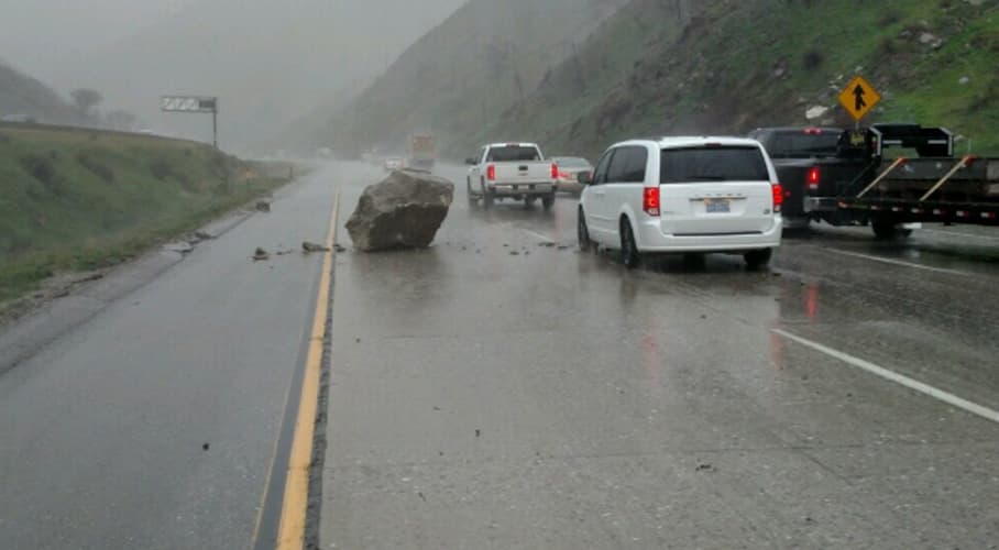 Una enorme roca rodó del cerro hacia la autopista 5, a la altura de Grapevine Road.