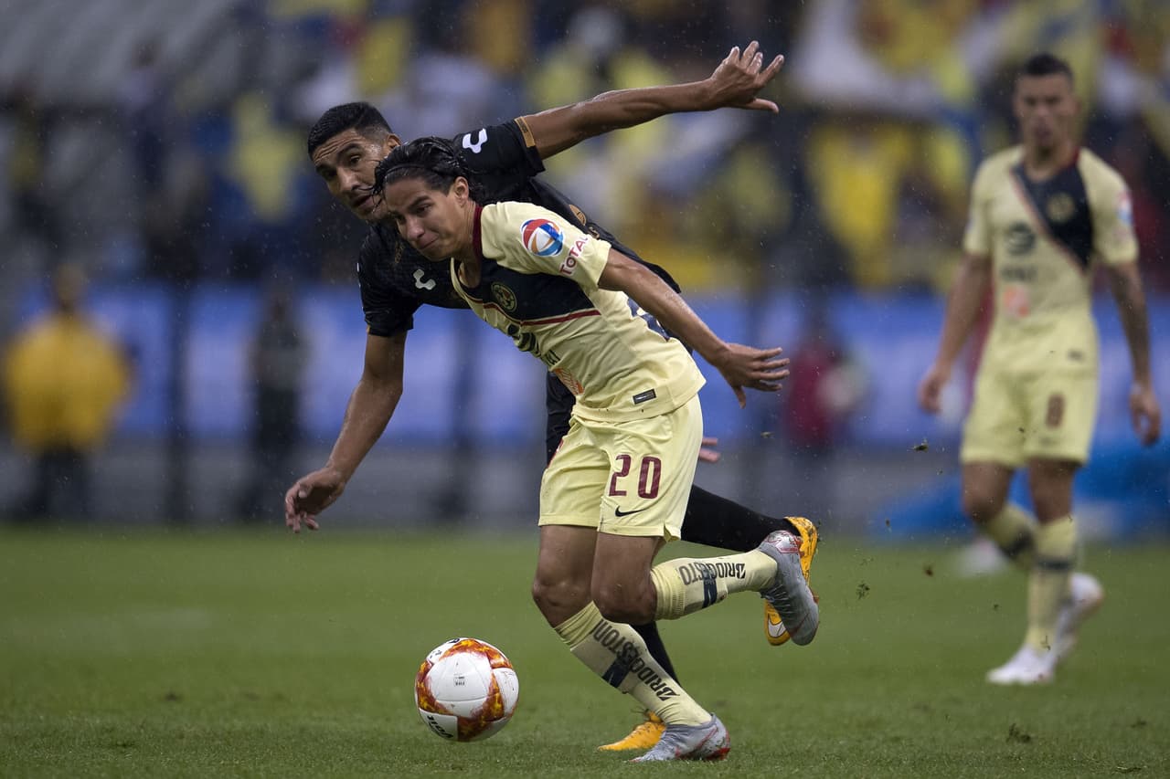 Diego Lainez es la gran promesa del fútbol mexicano a sus 18 años. El jugador de América, con el que vive un gran presente, puede jugar como extremo o como volante y tiene gran paso en selecciones.