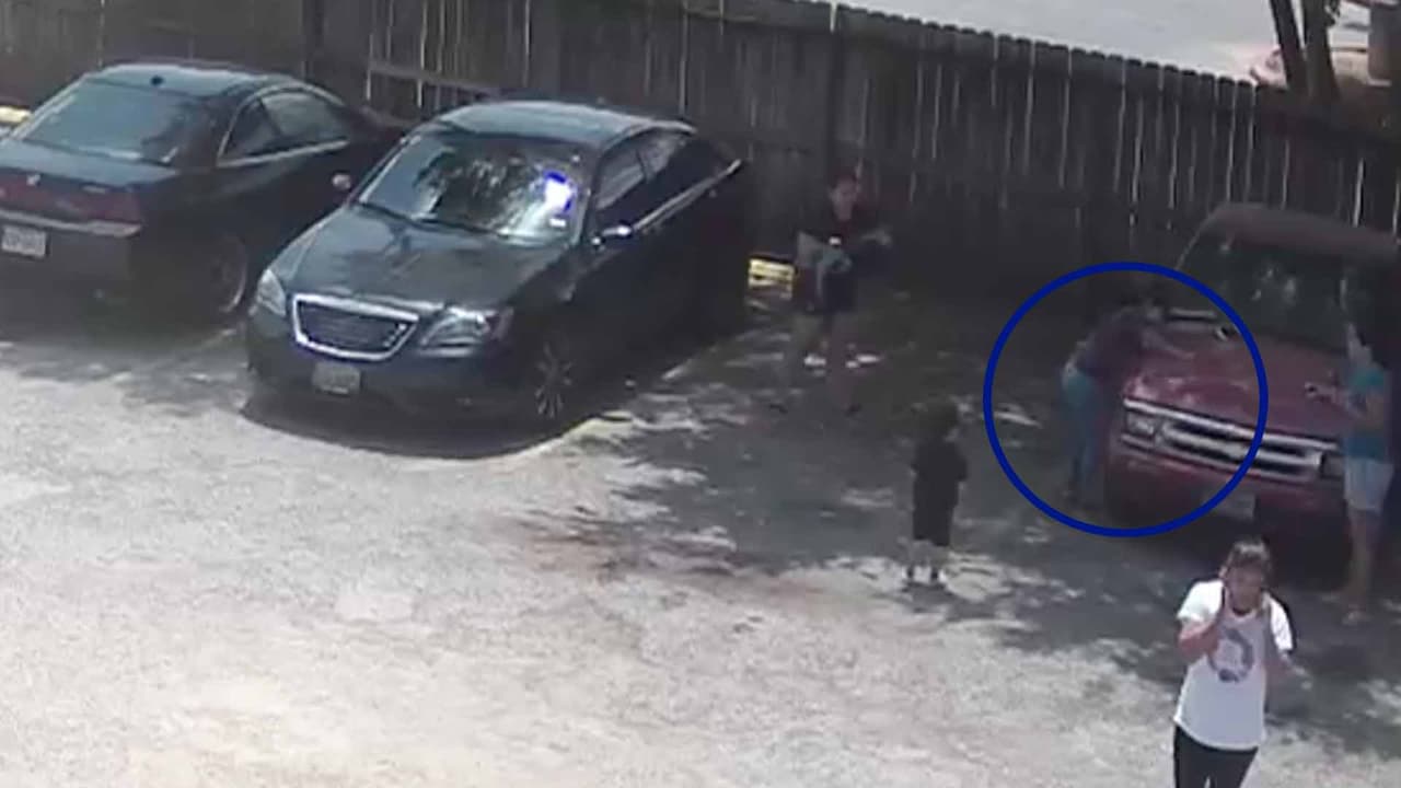 La madre llora desesperada al ver que su hijo no responde