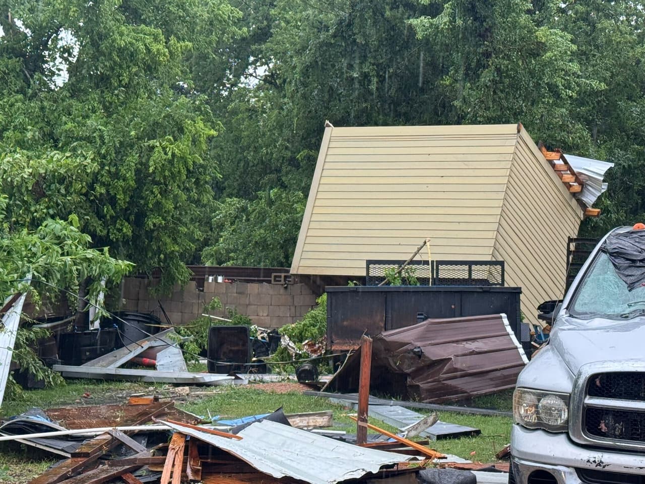 Las autoridades locales y residentes coinciden en que la magnitud de los daños apunta a la presencia de un tornado, 
<b>aunque la confirmación oficial del Servicio Nacional de Meteorología se espera en 24 horas. </b>