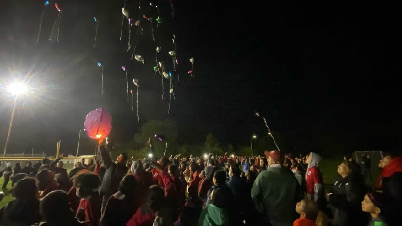 Muy conmovedor el momento en que los participantes en la vigilia sueltan una linterna y globos al cielo en memoria de Gio León.