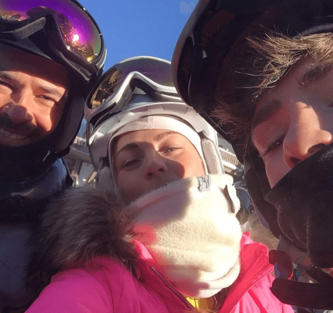 Y más tarde, ese mismo año, compartía una foto en Instagram con su madre y su ahora padrastro Emiliano Salinas.