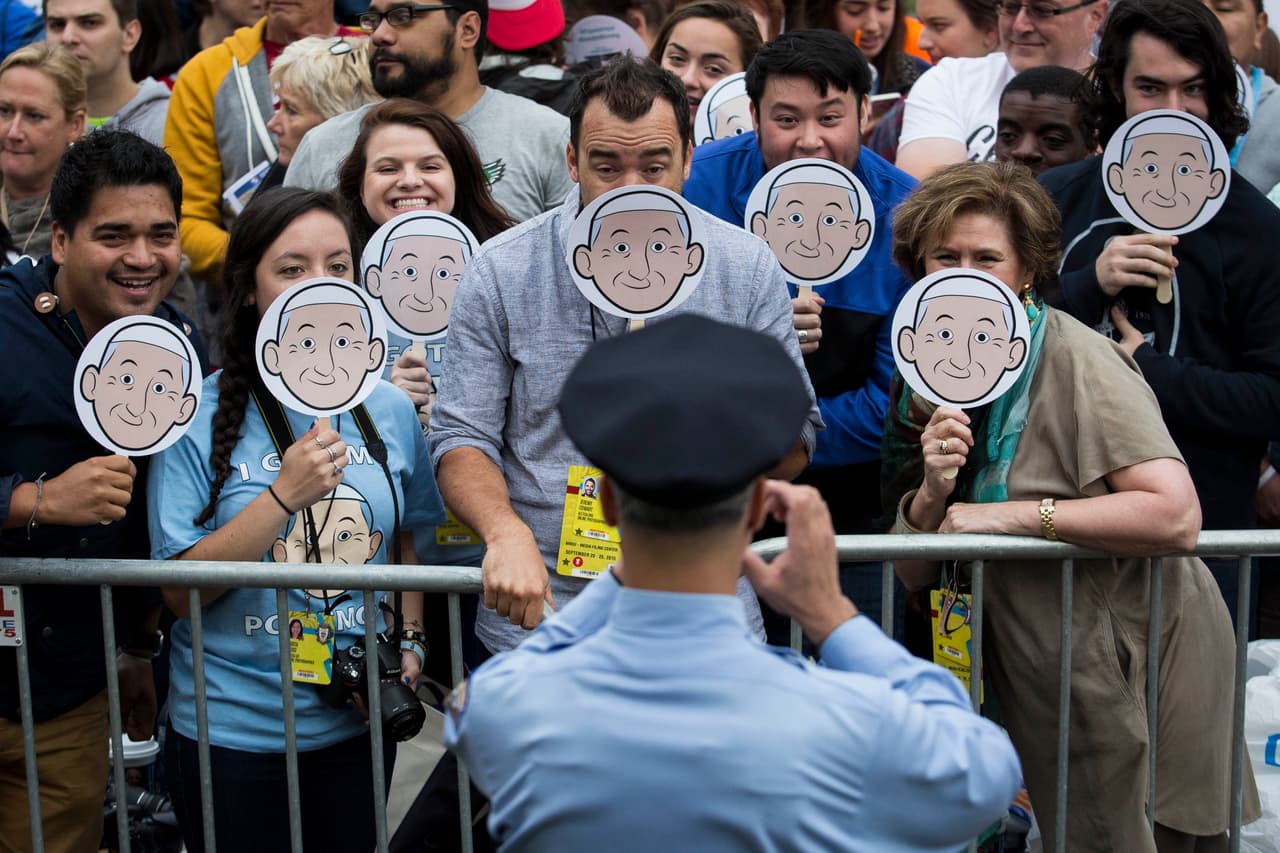 Las tiendas no han dudado en vender todo tipo de "merchandising" alusivo al santo padre.
