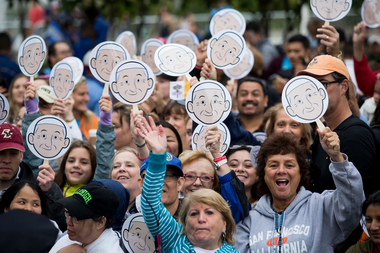 Miles de personas en Filadelfia dieron la bienvenida al papa Francisco en su última escala en territorio estadounidense.