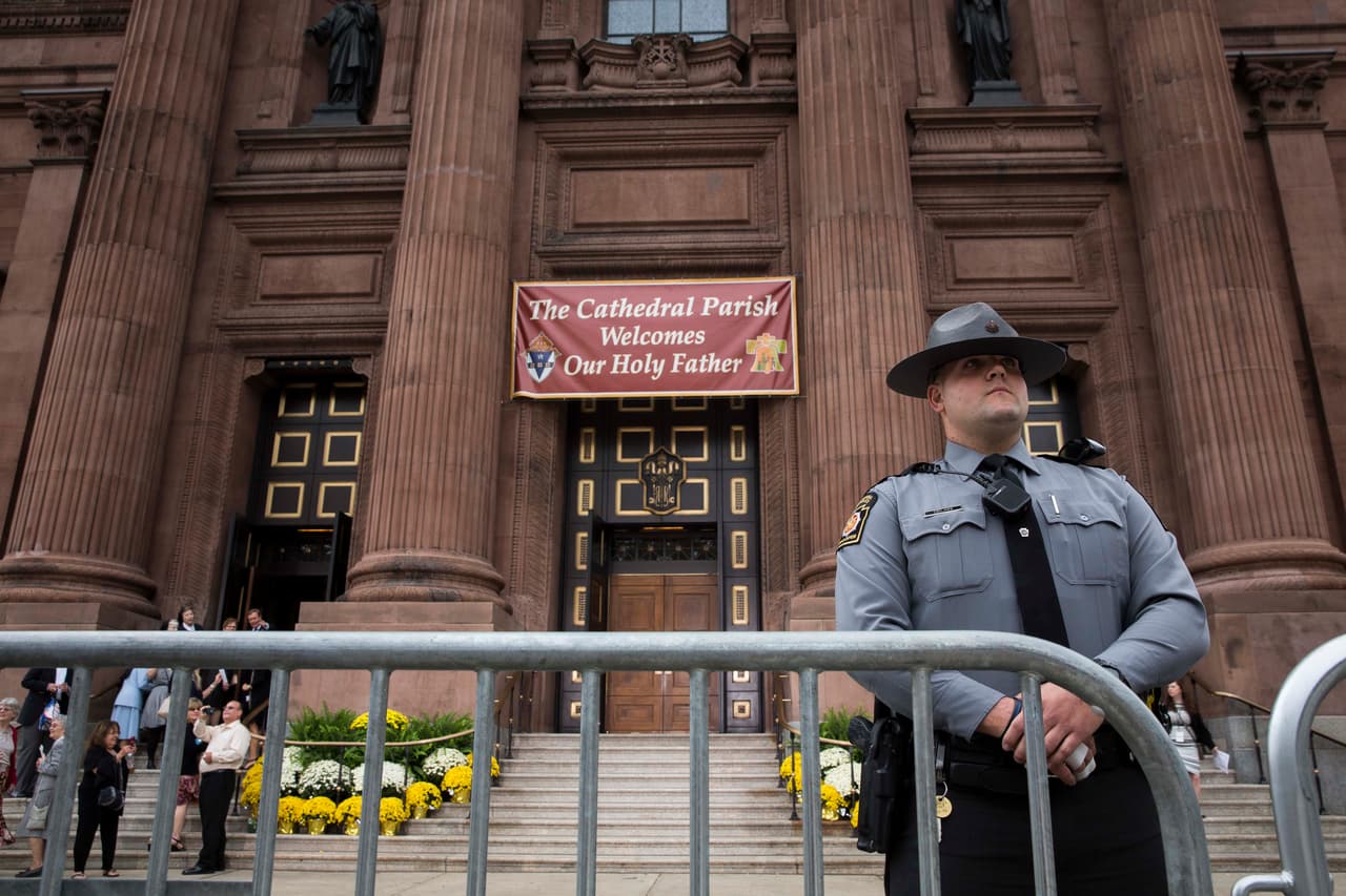 Su primer parada fue en la Catedral de San Pedro y San Pablo.
