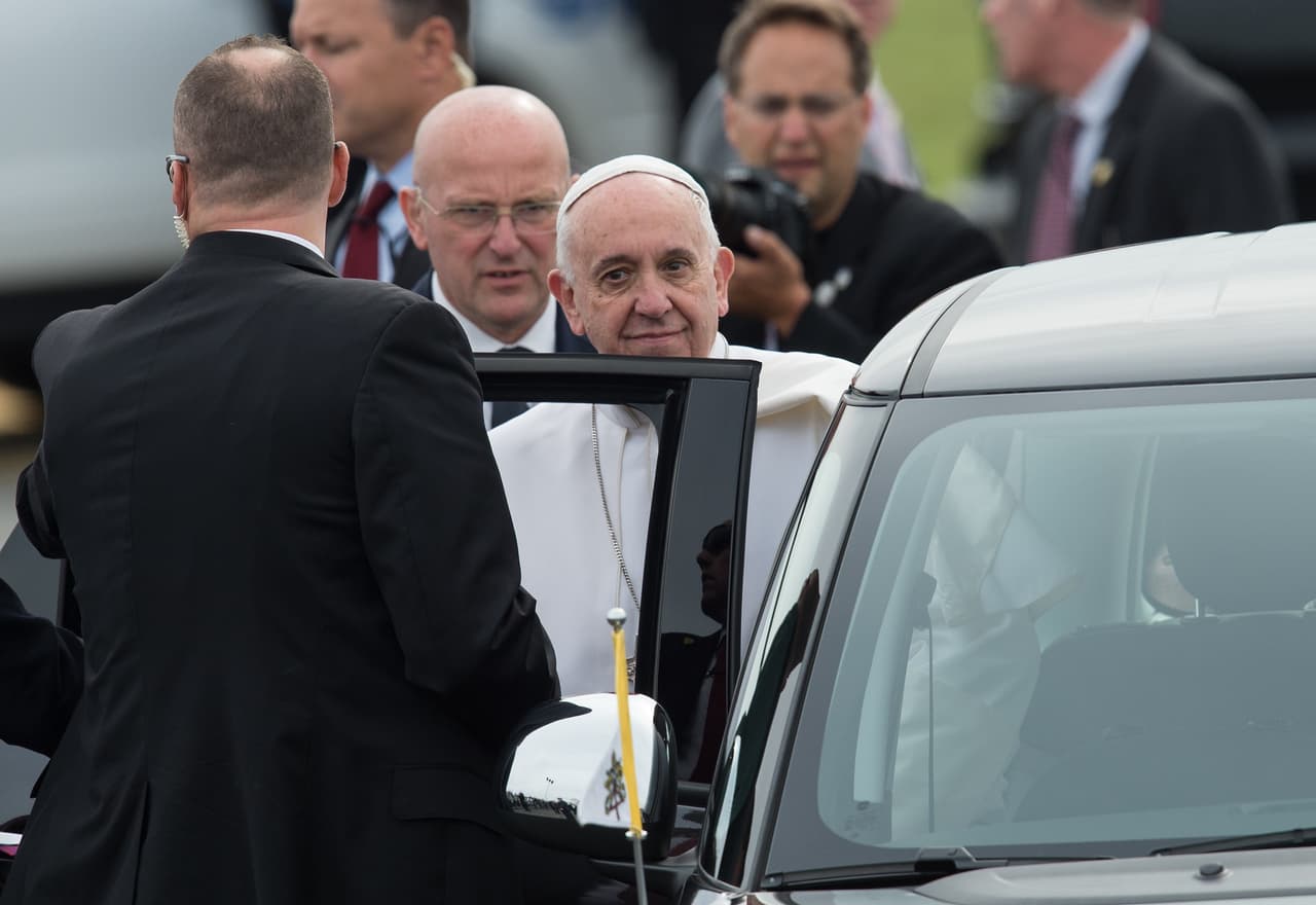 Rosarios de colores y los pequeños muñecos con la imagen del papa se pueden observar por las calles.
