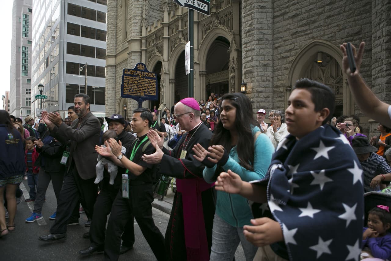 A través de pantallas gigantes repartidas en diferentes puntos muchas personas han podido ver al pontífice en su primer acto en Filadelfia.