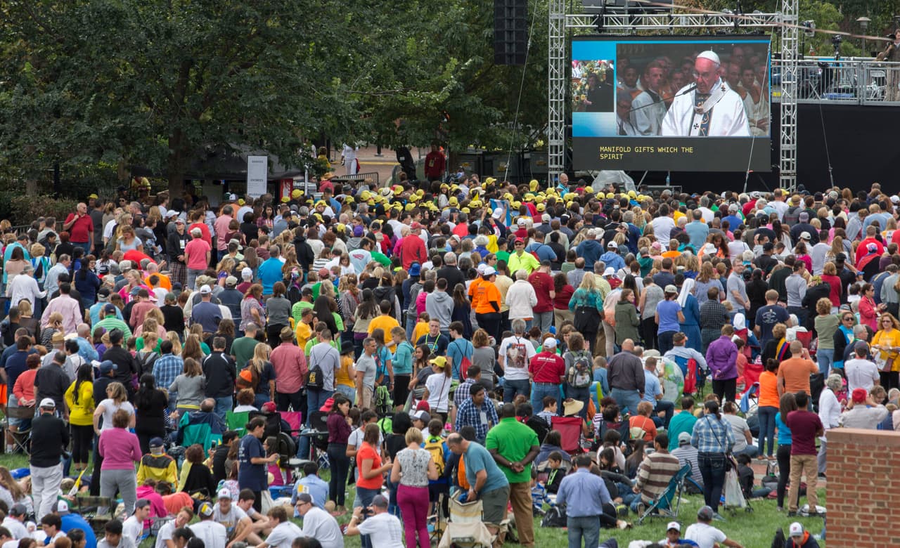 En las calles se puede percibir la alegría por la presencia papal.