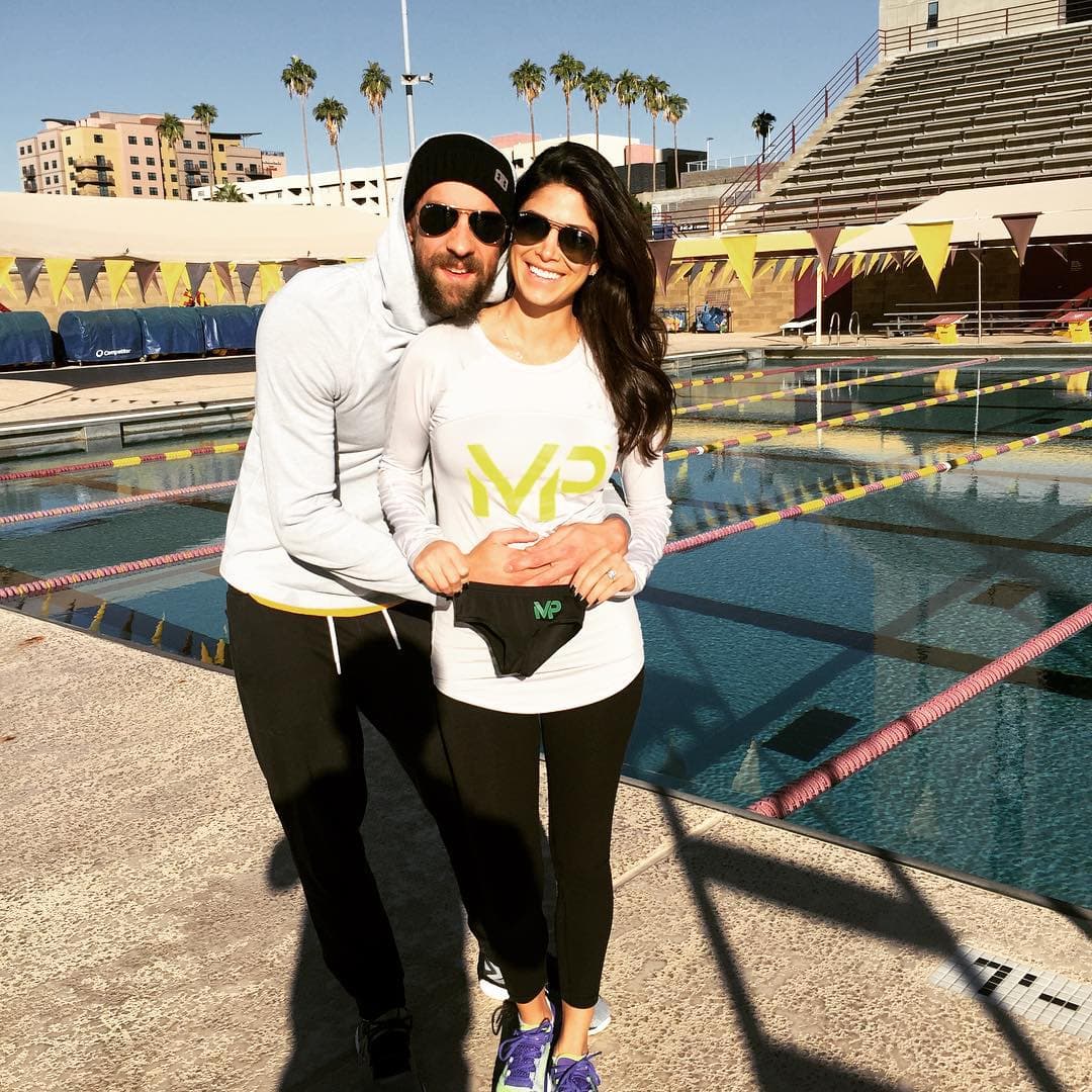 Michael Phelps y su novia Nicole Johnson anunciaron en redes sociales que esperan a su primer hijo y será ¡NIÑO!
