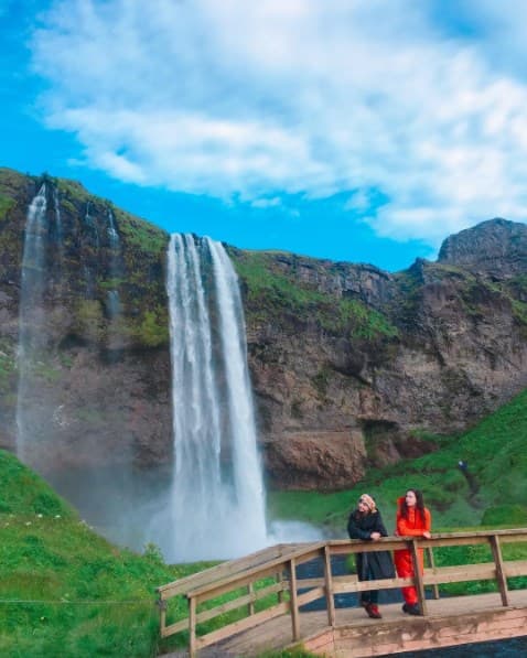 Aquí vemos a las hijas de Andrea Legarreta posando desde Seljalandsfoss, una cascada de 60 metros de alto, una de las más populares en Islandia.