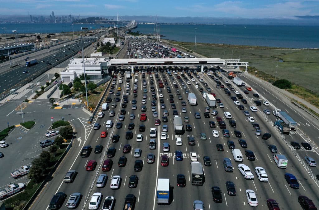 Además, se recomienda evitar viajar durante las horas pico el jueves 23 de noviembre de 11 am a 3 pm, el viernes 24 de noviembre de 12 pm a 4 pm, el sábado 25 de noviembre de 3 pm a 5 pm, y el domingo 26 de noviembre de 3 pm a 5 pm.