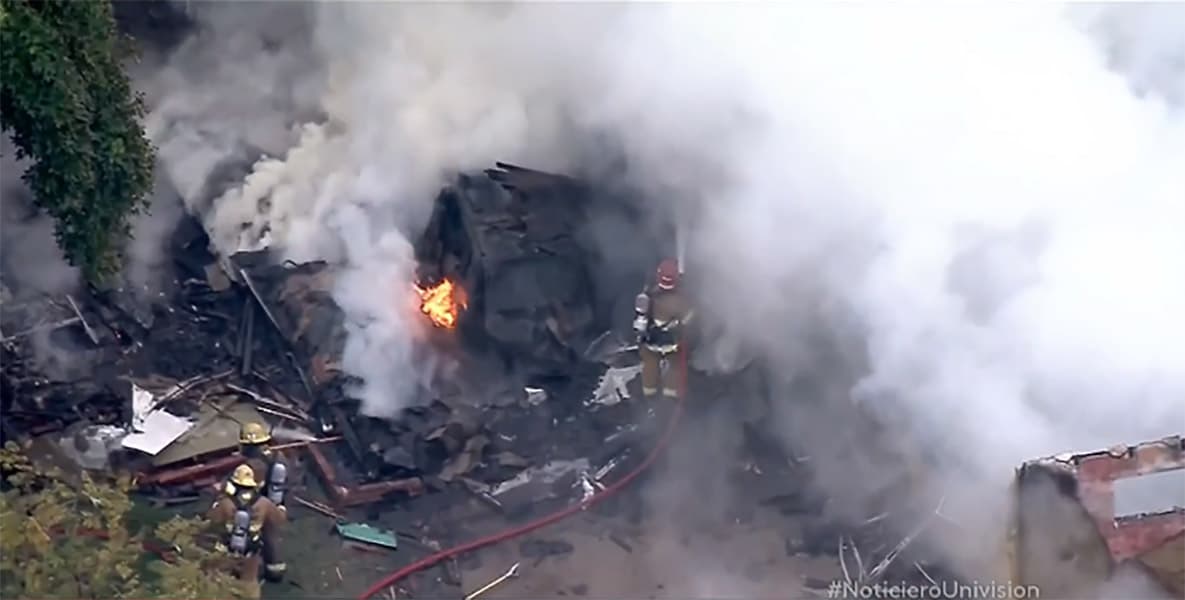 <b>Febrero</b>: Una 
<a href="https://www.univision.com/los-angeles/kmex/noticias/accidente-aereo/cuatro-personas-mueren-tras-estrellarse-una-avioneta-contra-dos-casas-en-el-sur-de-california">aeronave que acababa de despegar del aeropuerto municipal de Riverside</a> colisonó contra dos casas y dejó un saldo de tres fallecidos y dos lesionados. A bordo de la avioneta iba una familia compuesta por dos adultos y tres menores.