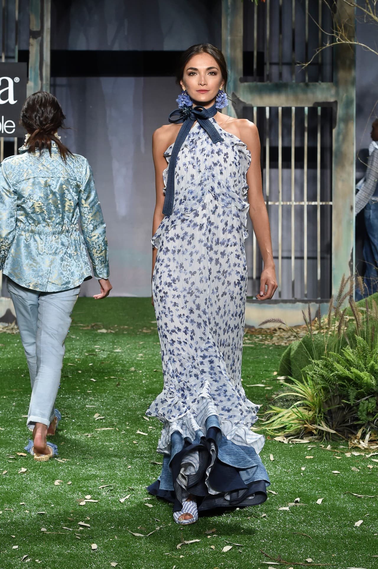 Puesto así, en diferentes tonos y conversando con extrovertidas telas florales, un vestido de dénim se vuelve ideal incluso para la más formal de las ocasiones.