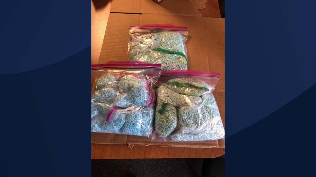 De acuerdo con 
<a href="https://www.facebook.com/permalink.php?story_fbid=4399682620090972&id=641987809193824" target="_blank">la Oficina del Sheriff del Condado de Gila</a>, cerca 50,000 píldoras 
<i>que se cree que están mezcladas con fentanilo</i> fueron descubiertas durante una parada de tráfico el 27 de julio. 
<br>